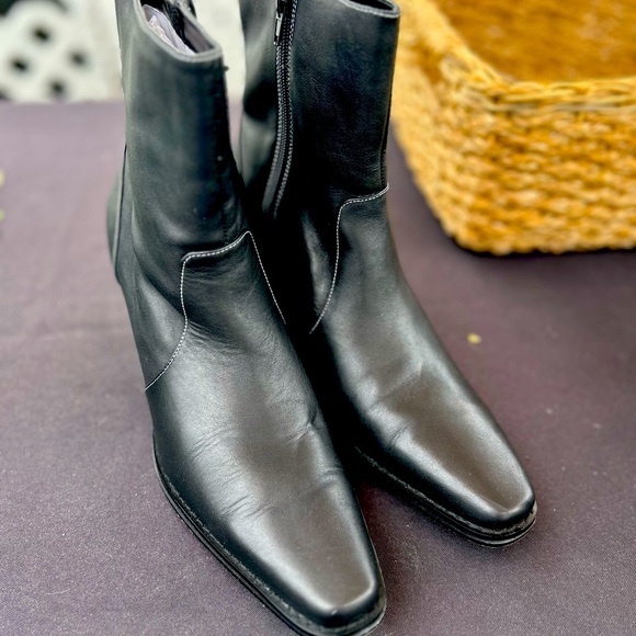 URBAN OUTFITTERS Black Square Toe Booties - Like New - Picture 1 of 5